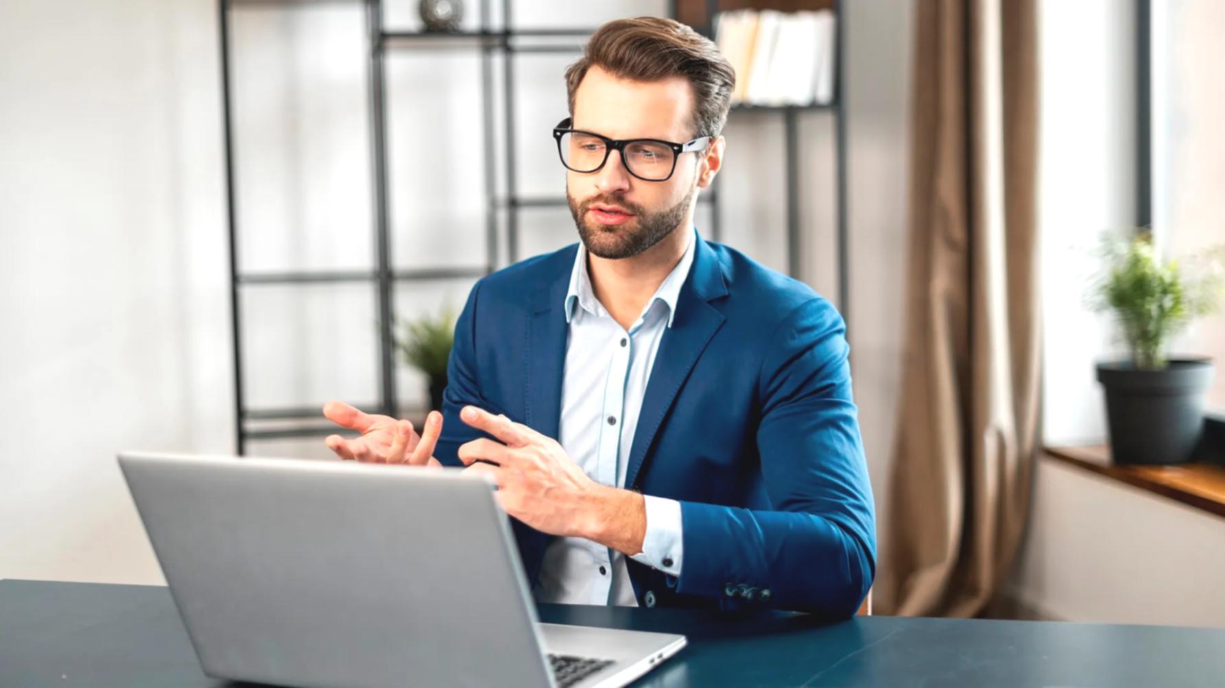 Apprenant travaillant à distance sur le référencement