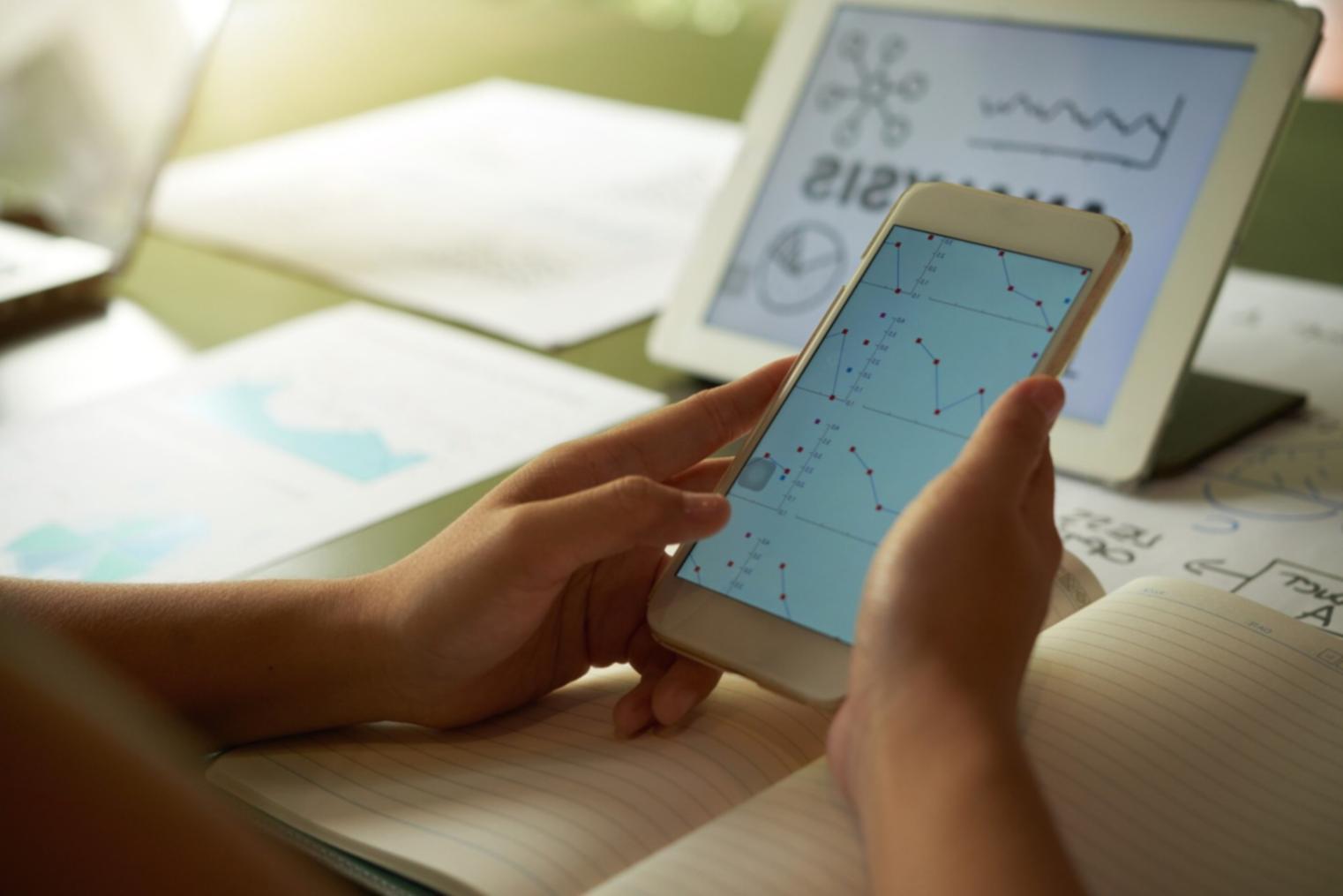 Apprenant travaillant sur une stratégie de référencement en ligne