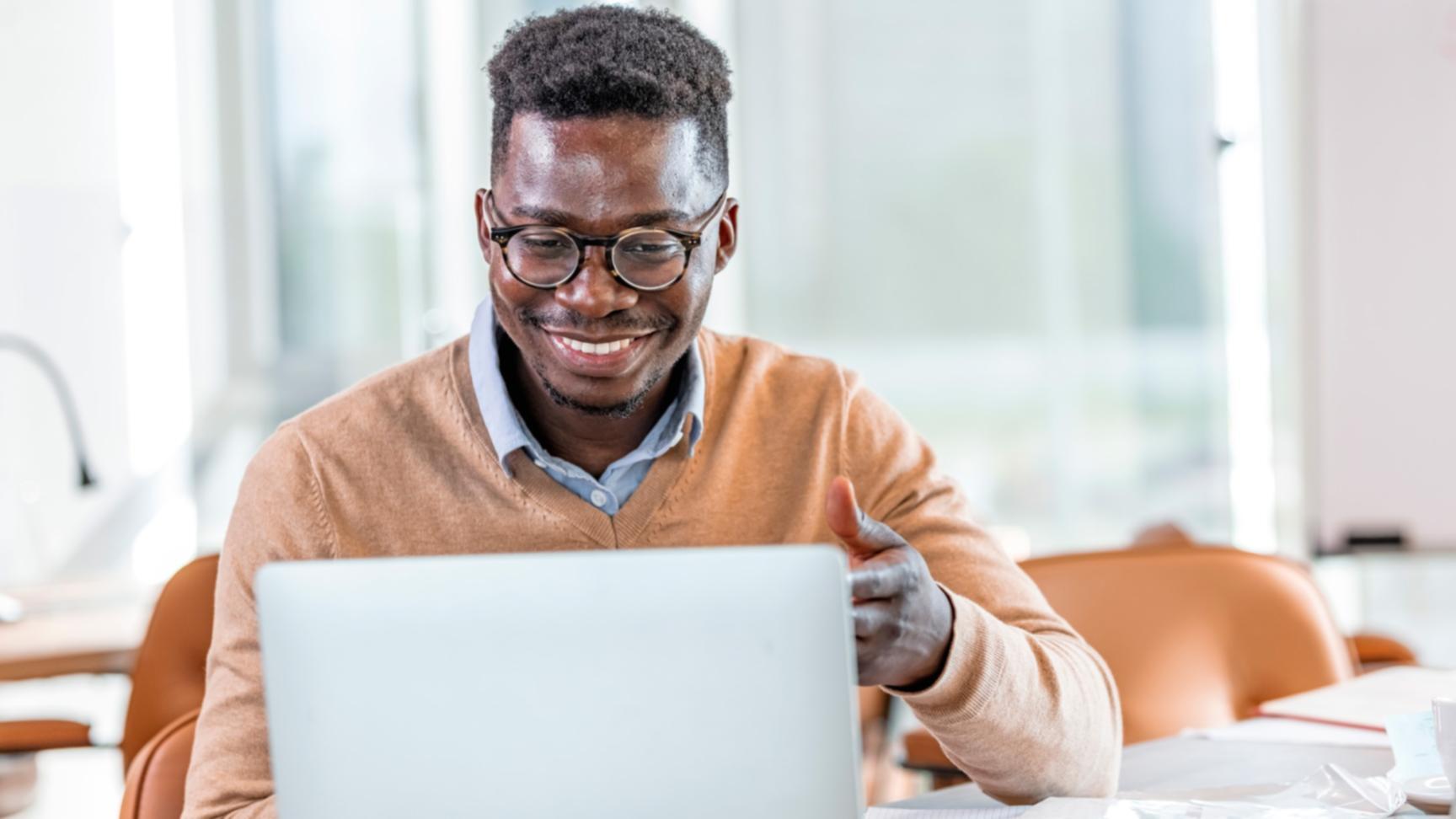 Participant travaillant sur une stratégie SEO